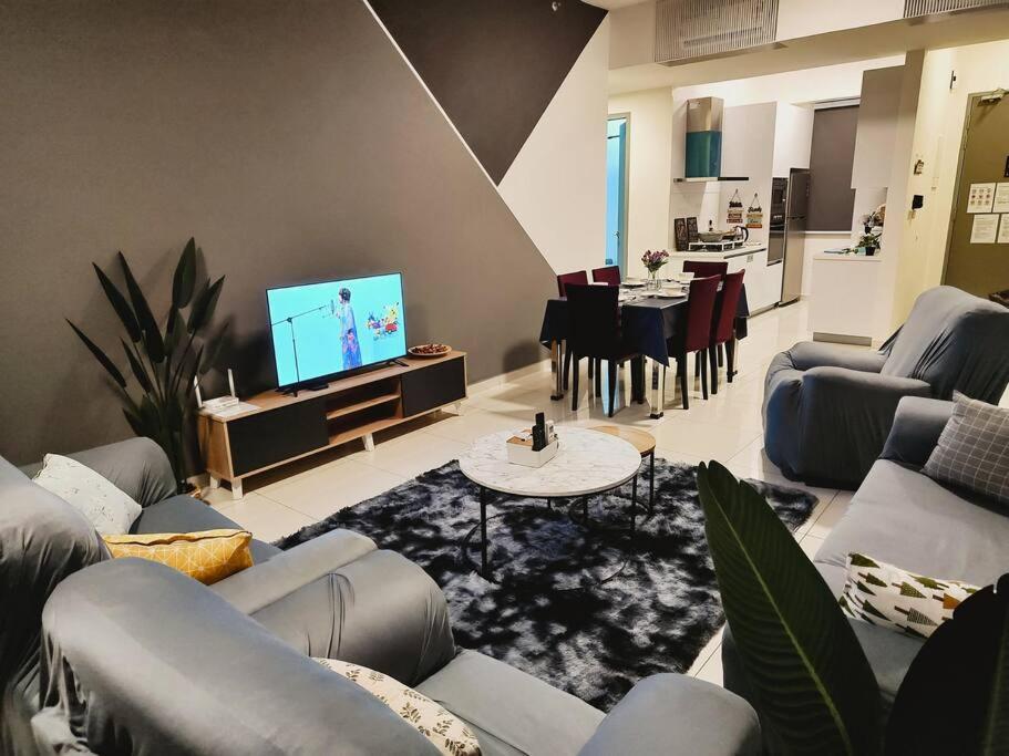 Infinity Pool 2br 7pax @beacon @georgetown *