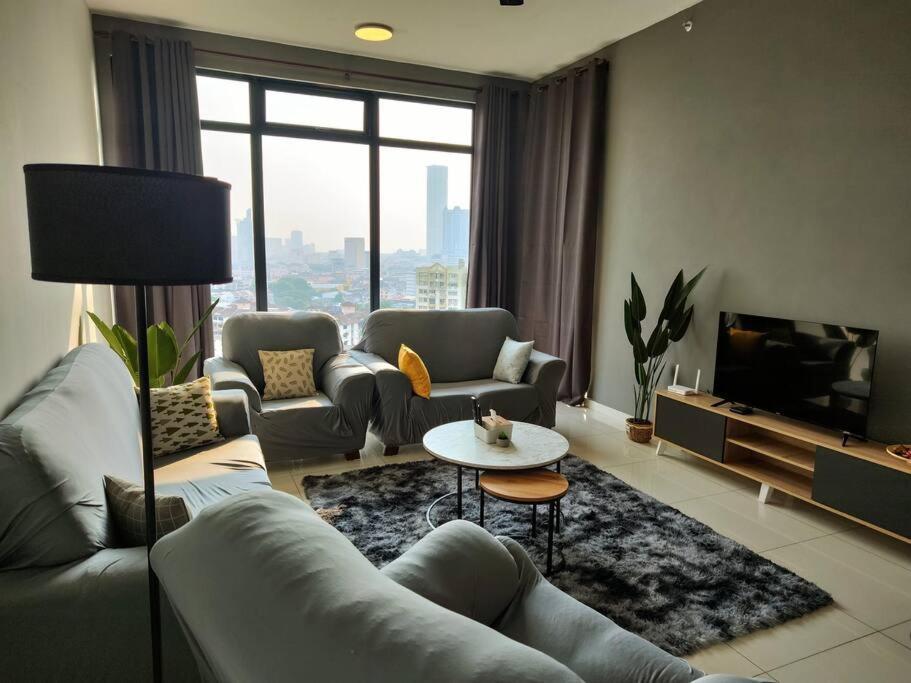 Infinity Pool 2br 7pax @beacon @georgetown