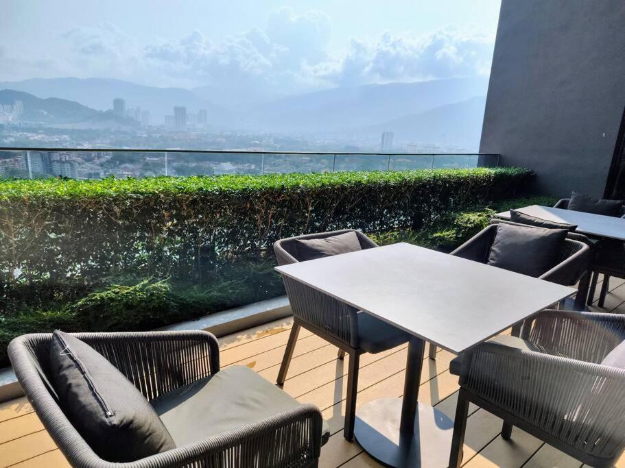 Infinity Pool 2br 7pax @beacon @georgetown
