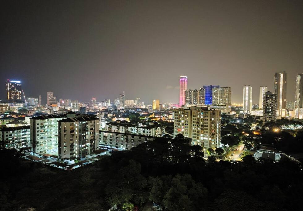Infinity Pool 2br 7pax @beacon @georgetown * George Town